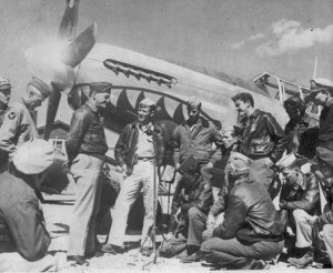 Chennault_with_23d_Fighter_Group_pilots